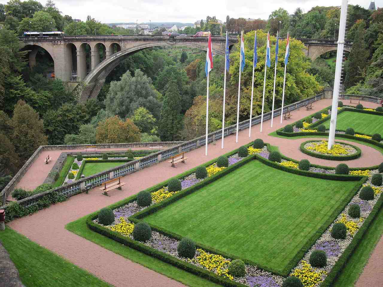 Place-de-La-Constitution-Luxemboug