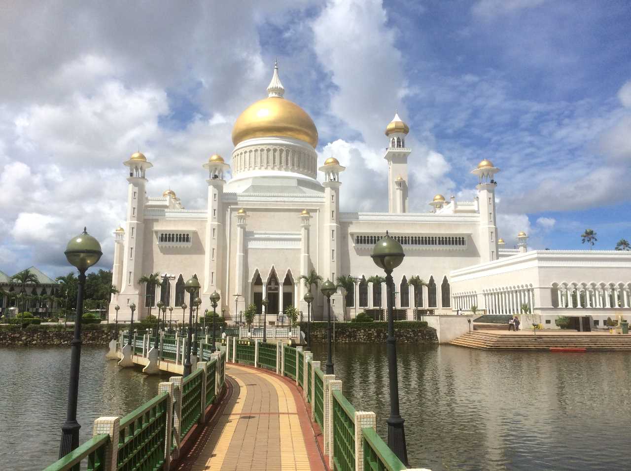 Sultan-Omar-Ali-Saifuddien-Mosque-Bandar-Seri-Begawan-Brunei